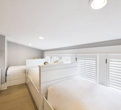 Twin Guest Suite - 6 Twins + Flat-Screen TV