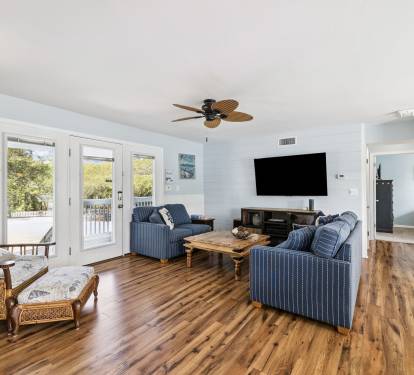 Cozy Living Area with Ample Seating