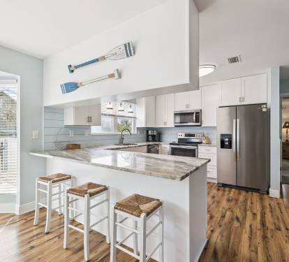 Bar Seating for 3 - Perfect for Breakfast or Quick Bites!