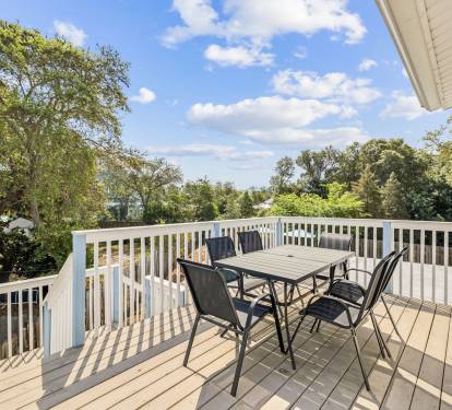 Enjoy Al Fresco Dining for 6 on the Back Deck