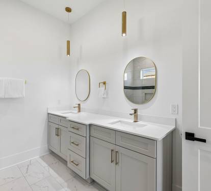 King Guest En-Suite - Dual Vanities
