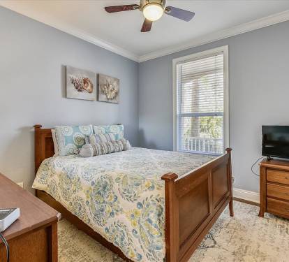 1st Floor - Queen Guest Room