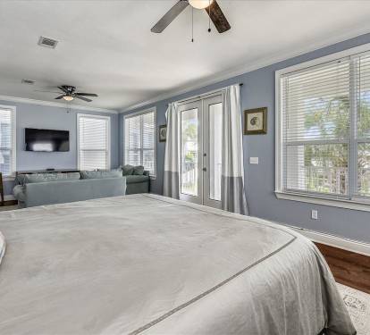 2nd Floor Primary  Suite - King Bed