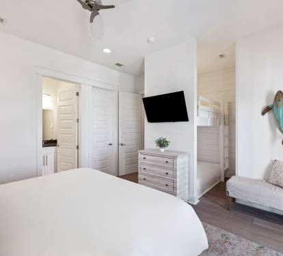King Guest Suite - Balcony Access, Twin Bunk & Flat-Screen TV
