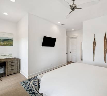 King Guest Suite - Balcony Access, Dedicated Workspace & Flat-Screen TV