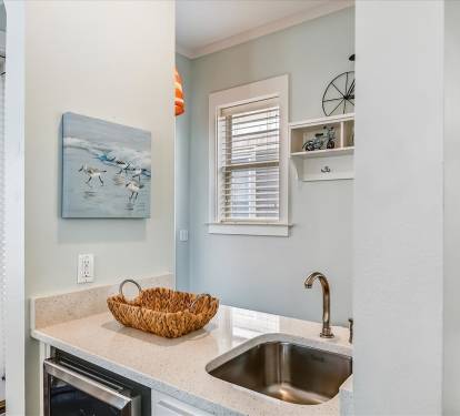 Wet Bar in the Dining Area