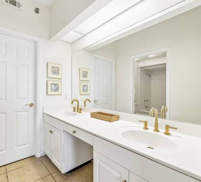Primary King En-Suite - Dual Vanities