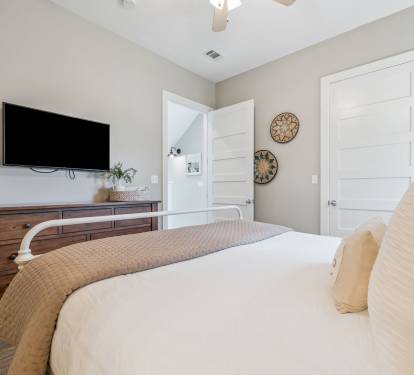 King Guest Suite - Equipped with a Flat-Screen TV