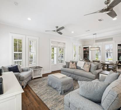 Cozy Living Area with Ample Seating