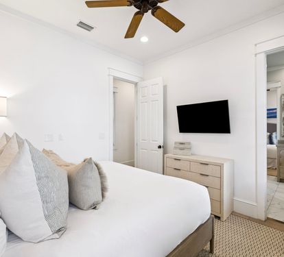 Queen Guest Suite - Balcony Access + Flat-Screen TV