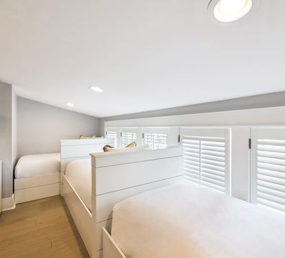 Twin Guest Suite - 6 Twins + Flat-Screen TV