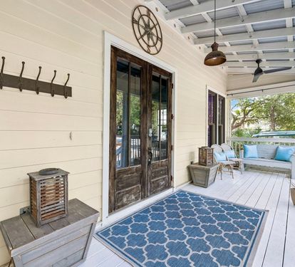 Inviting Screened-In Front Porch!