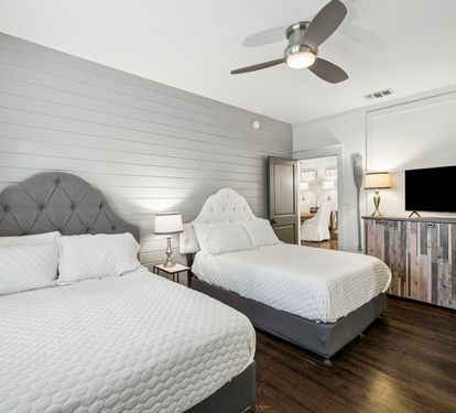 1st Floor Full Guest Suite - Equipped with a Flat-Screen TV