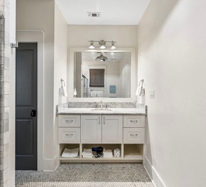Full Guest En-Suite - Single Vanity