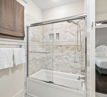 Full Guest En-Suite - Shower/Tub Combo