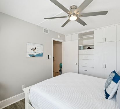 Queen Guest Suite - Ample Storage + Flat-Screen TV