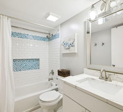 Queen Guest En-Suite - Single Vanity + Shower/Tub Combo