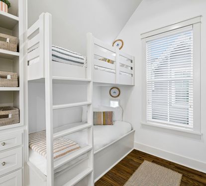 Sleeps 4 in 2 Twin Over Twin Bunks