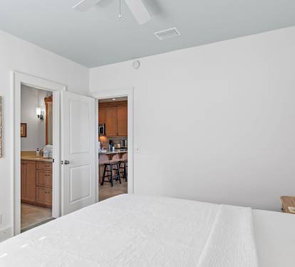 Guest bedroom featuring a queen bed, ideal for golf groups or couples staying in this Sandestin Golf & Beach Resort vacation rental.