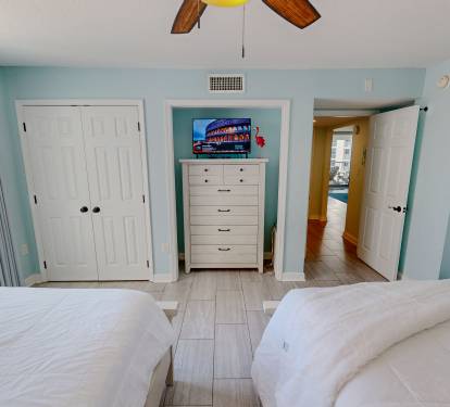 Wake up to stunning ocean views in your coastal bedroom with twin beds and beach-themed touches.