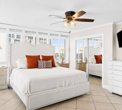 Wake up refreshed in your bright bedroom with city views, crisp linens, and tropical breezes from the ceiling fan.