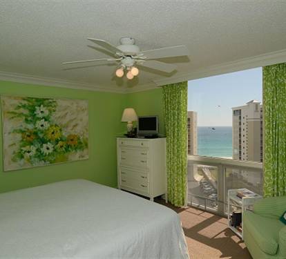 Wake up to stunning ocean views from your bright, cheerful bedroom with tropical green décor and comfortable furnishings.