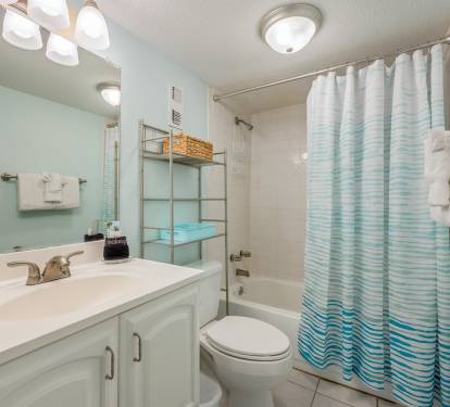 Refresh in your bright, coastal-inspired bathroom with fluffy towels and thoughtful storage for all your vacation essentials.