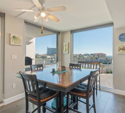 Enjoy meals with stunning city views from your bright dining area, where floor-to-ceiling windows frame the skyline perfectly.