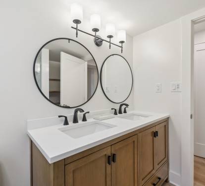 King Guest En-Suite - Dual Vanities