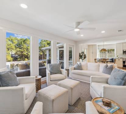 Cozy Living Area - Perfect for Gathering & Entertaining