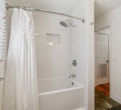 Shared Guest Bathroom - Shower/Tub Combo