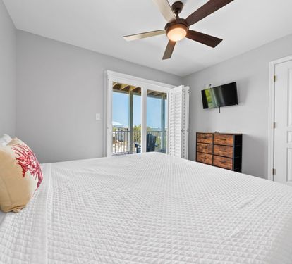 Salty Seashell Bedroom 2 with King Bed (2nd Level)