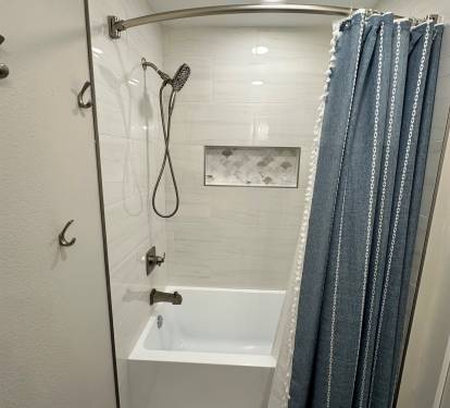 Guest Bathroom (Tub/Shower)