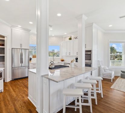 Enjoy Bar Seating for 4 - Perfect for Breakfast or Quick Bites