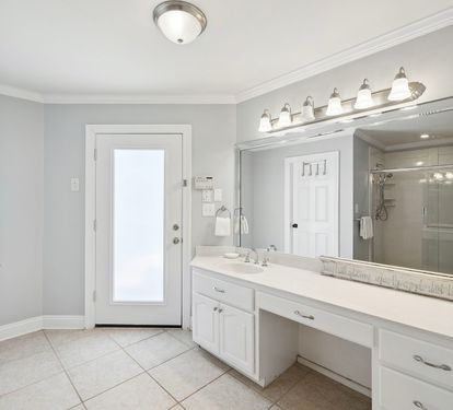 King Guest En-Suite - Single Vanity