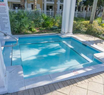 Enjoy the hot and cool spas at Pilot House pool! There's also a kiddie pool for the little ones!