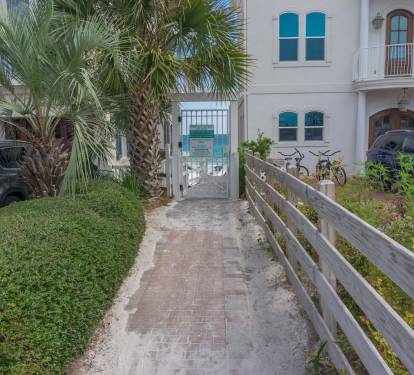The path that leads you directly to the beach!