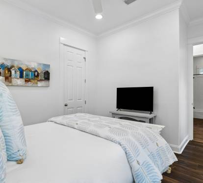 Queen Guest Suite - Equipped with a Flat-Screen TV