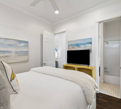 Queen Guest Suite - Equipped with a Flat-Screen TV