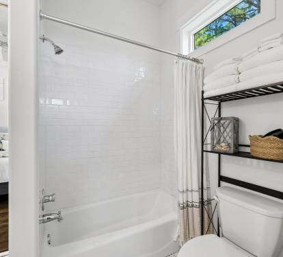 Jack & Jill En-Suite - Shower/Tub Combo