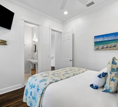 Queen Guest Suite - Equipped with a Flat-Screen TV