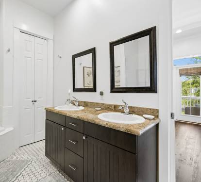 Primary King En-Suite - Dual Vanities