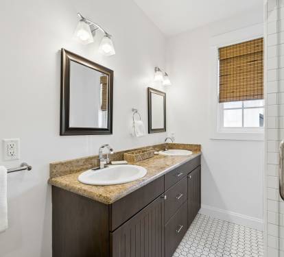 King Guest En-Suite - Dual Vanities