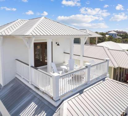 The 3rd floor balcony puts you above it all. A quiet perch with neighborhood views, perfect for an early-morning coffee or late-night stargazing.