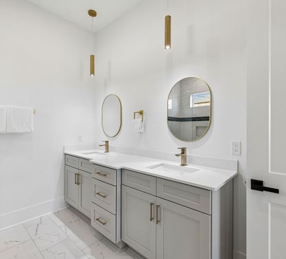 King Guest En-Suite - Dual Vanities