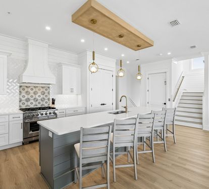 Bar Seating for 5 - Perfect for Breakfast or Quick Bites
