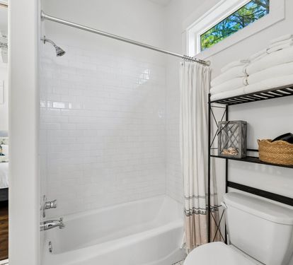Jack & Jill En-Suite - Shower/Tub Combo