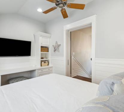 Queen Flex Room - Dedicated Workspace & Flat-Screen TV