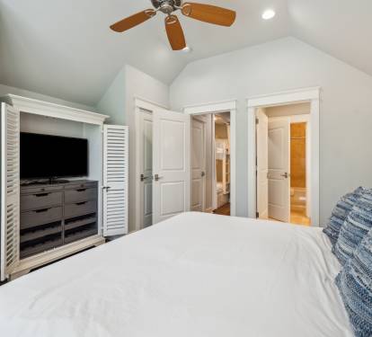 King Guest Suite - Ample Storage & Flat-Screen TV