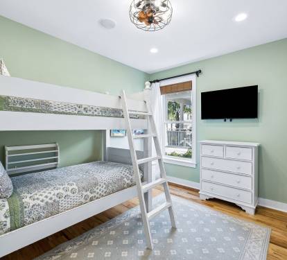 Twin Bunk Room - Equipped with a Flat-Screen TV